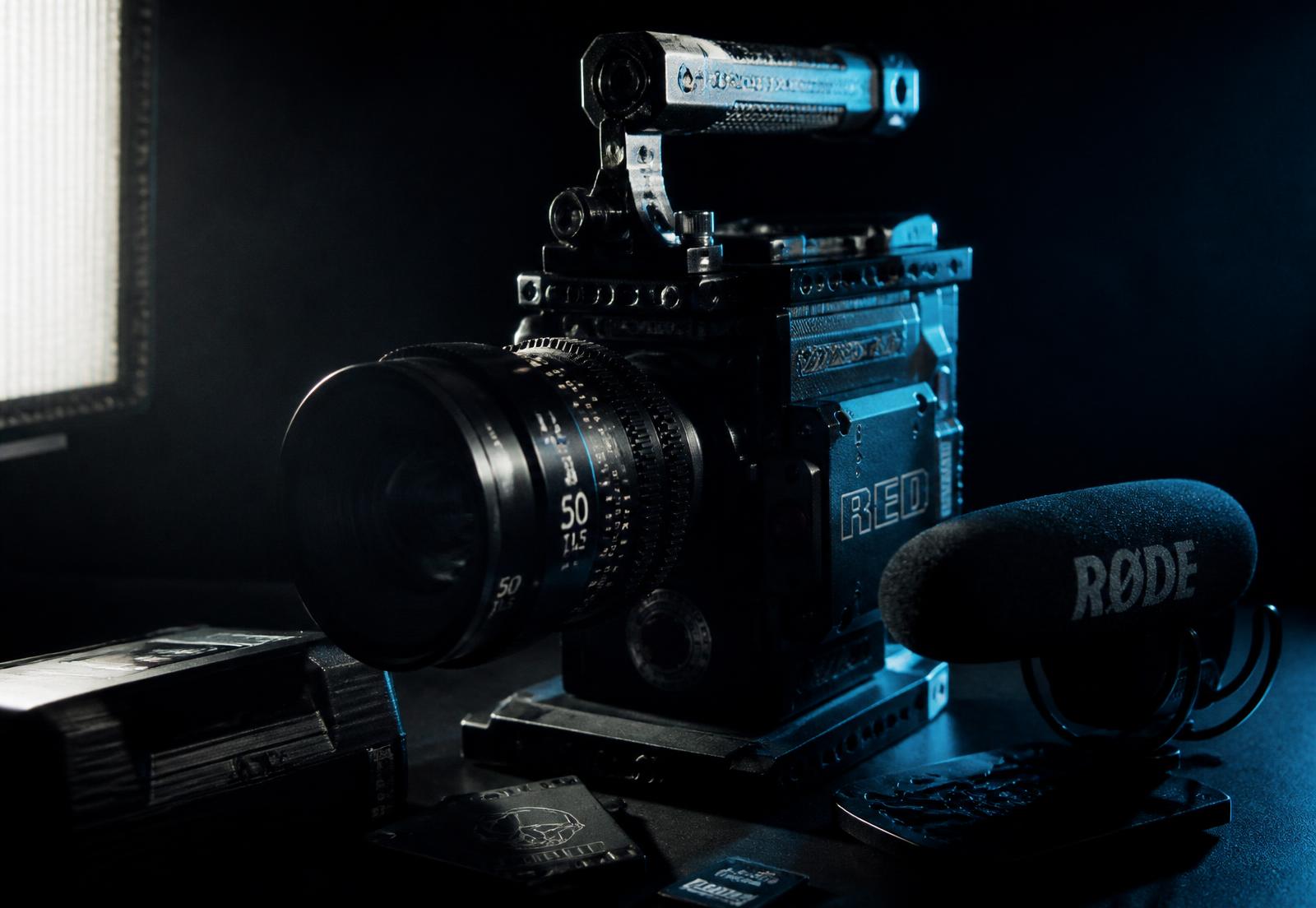 Caméra cinéma, objectif et micro dans un studio de production